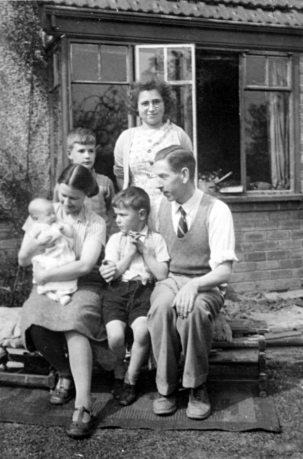 03 fanni charles ric bea portia harry 1942