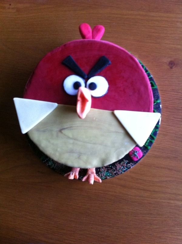 A circular cake based on 'Angry Birds'